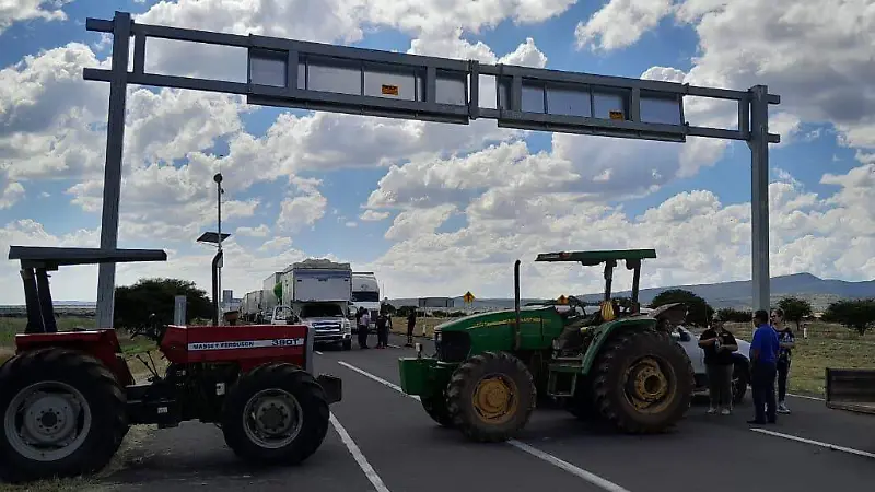 Productores frijoleros realizan marcha fúnebre, “federación asesina al campo”, aseguran 